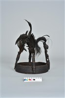 籐編木雕人像羽毛頭飾藏品圖，第3張